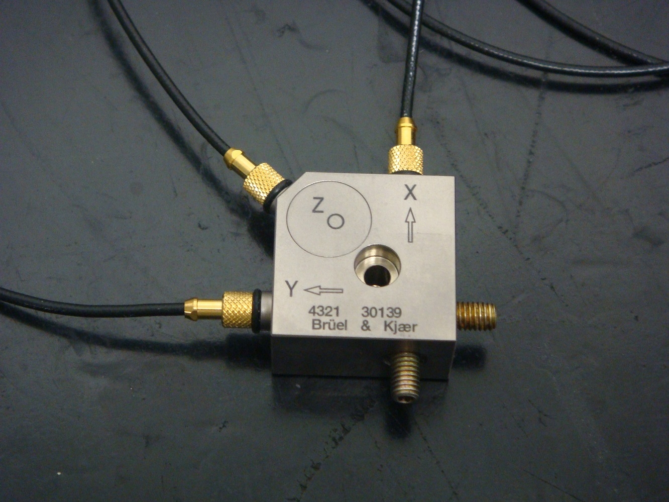 4321Triaxial piezoelectric charge accelerometer