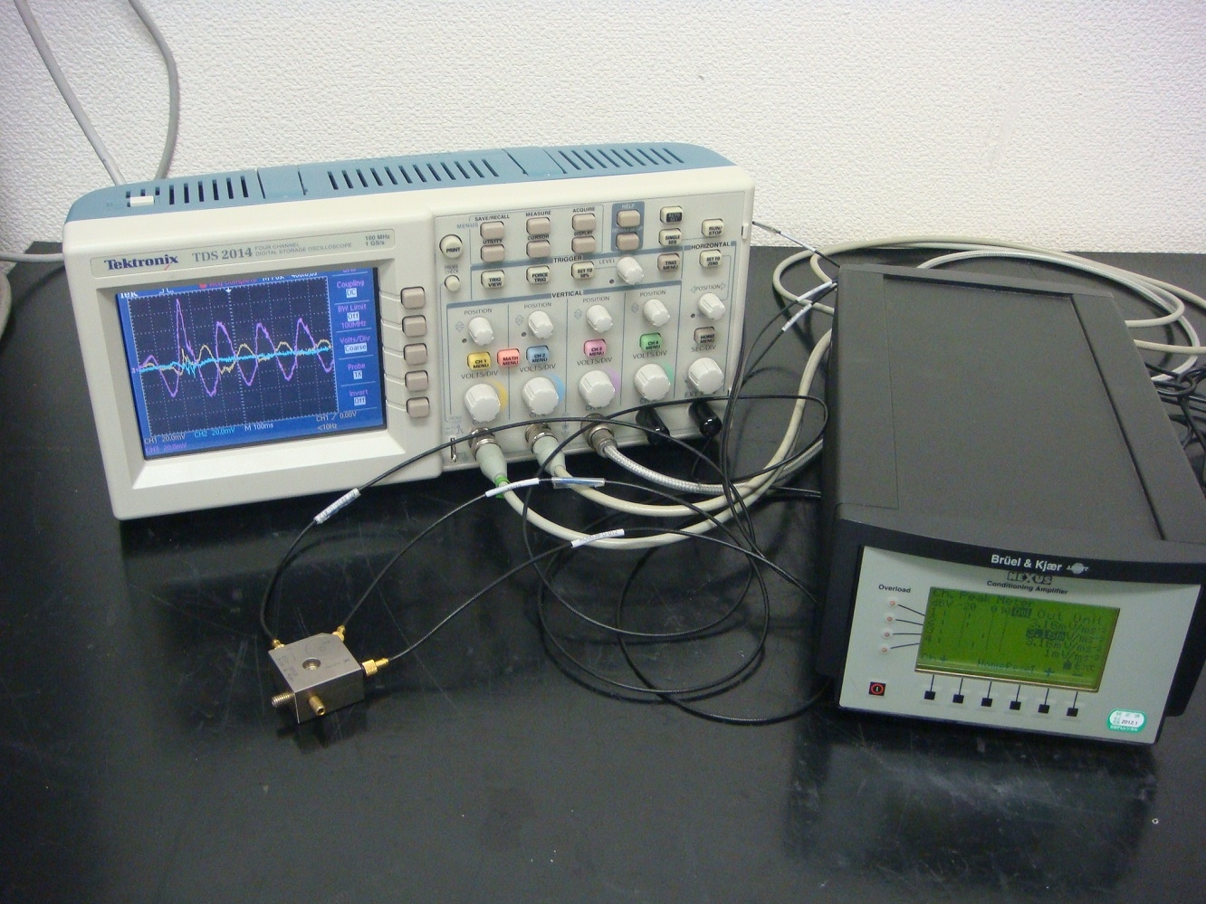 4321Triaxial piezoelectric charge accelerometer
