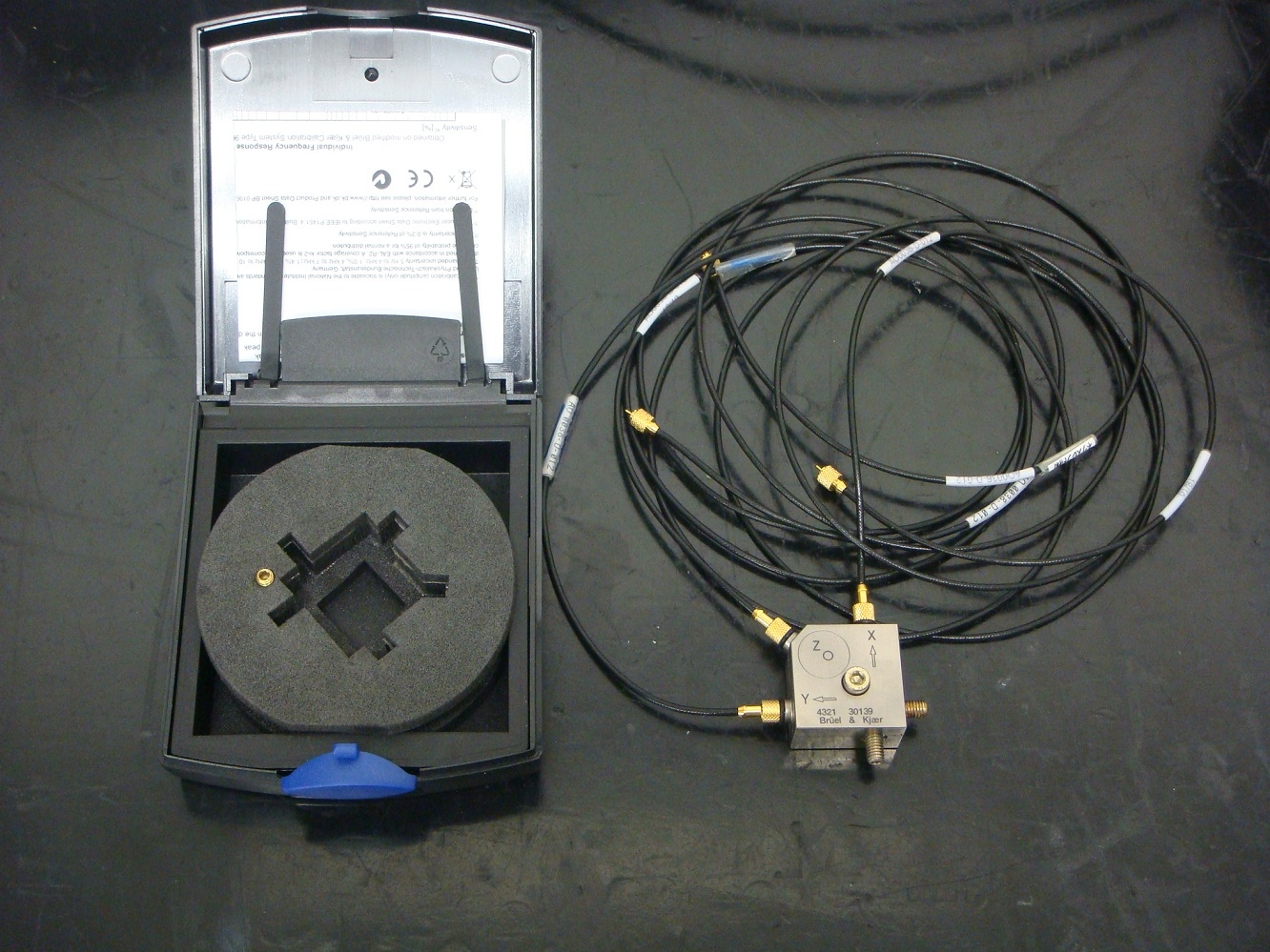 4321Triaxial piezoelectric charge accelerometer