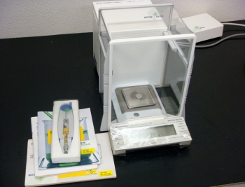 AT2610.01mg Counting Scale
