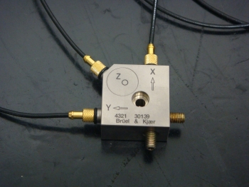 4321Triaxial piezoelectric charge accelerometer