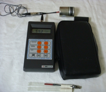 4048Hand-Held GAUSS Meter