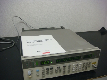 8657B /001100K-2060MHz Synthesized Generator