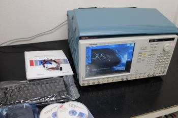 AWG7122B 01/06/0824Gs 2ch 64MW Arbitrary Waveform Generator 